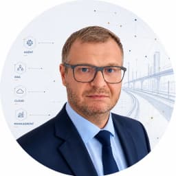 Łukasz Mikucki — założyciel RAIL-TECH, portret na tle technicznej grafiki infrastruktury kolejowej